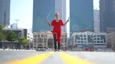 年轻女孩跳着跳绳，以迪拜为背景，动作缓慢